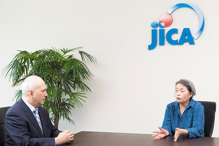 56歳、60歳と２度にわたって、独立行政法人国際協力機構（JICA）のシニア海外協力隊の活動をまっとうした浅海奈津美氏（右）と国際ジャーナリストとして活躍するモーリー・ロバートソン氏