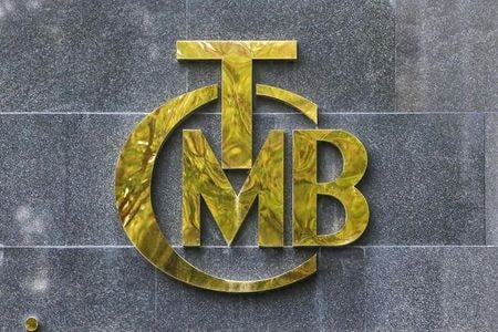 　トルコ中央銀行は２３日の金融政策委員会で、政策金利を１４％に据え置いた。据え置きは６カ月連続。５月にはインフレ率が７３％を上回り、海外では各国が金融引き締めを進めているが、トルコ中銀は今後ディスインフレが始まるとの見方を改めて示した。写真は中銀のロゴ。アンカラで昨年１０月撮影（２０２２年　ロイター／Cagla Gurdogan）