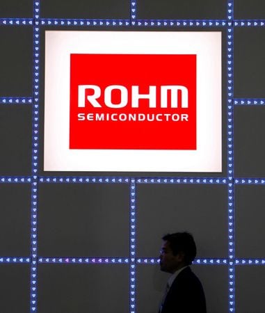 　３月１７日、ロームは、デンソーから受けている自社の株式取得に関する提案について「企業価値向上に資するかという観点から真摯（しんし）に検討すべきであると考えている」とし、社外取締役らで構成する特別委員会で検討を進めていると明らかにした。写真はロームのロゴ。都内で２０１０年４月撮影（２０２６年　ロイター／Yuriko Nakao）