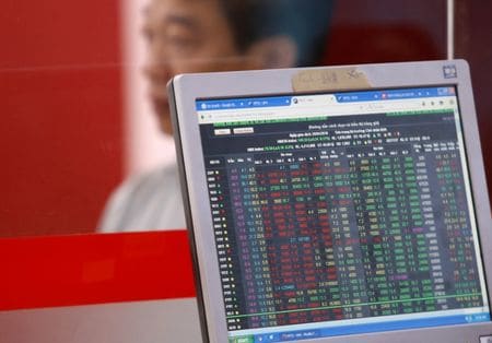 写真は株価を表示するスクリーン。2016年4月、ベトナム・ハノイで撮影。REUTERS/Kham