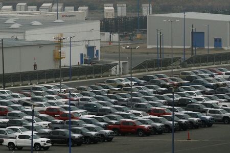 米ゼネラル・モーターズ（ＧＭ）やトヨタ自動車、独フォルクスワーゲン（ＶＷ）など主要自動車メーカーで組織する米国自動車イノベーション協会（ＡＡＩ）は１６日、基準を順守できない企業に罰金を科す仕組みを盛り込んだバイデン米政権の新たな燃費規制案について、合理性がないと厳しく批判し、大幅な見直しを求めた。写真は２０１９年、メキシコのティファナで撮影（２０２３年　ロイター/Jorge Duenes）