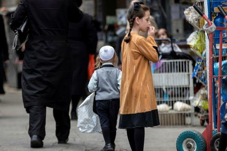 イスラエルが60歳以上の市民に対し、新型コロナウイルスワクチンのブースター接種（追加接種）を開始する。エルサレムの通りのようす。25日撮影（2021年　ロイター／Ronen Zvulun）