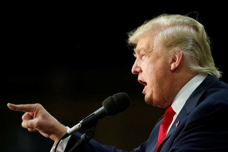 １０月３１日、米大統領選の共和党候補ドナルド・トランプ氏は、米連邦捜査局による民主党大統領候補ヒラリー・クリントン氏の私用メール問題に関する捜査再開を受け、クリントン氏が選ばれた場合は捜査が長期にわたり職務に悪影響を与えることになると訴えた。写真はコロラド州で３０日撮影（２０１６年　ロイター/Carlo Allegri）