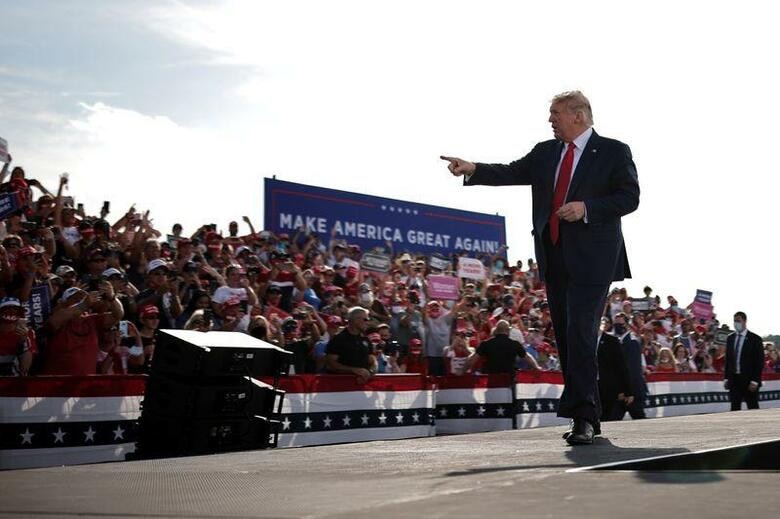 米大統領選の共和党候補、トランプ大統領は激戦州のフロリダを訪れ、高齢者に支持を呼び掛けた。一方、民主党候補のバイデン前副大統領はやはり激戦州のミシガンで集会を開き、トランプ政権の新型コロナウイルスへの対応を批判した。写真はフロリダ州の空港で集まった支持者らの前で演説するトランプ大統領(2020年　ロイター/Carlos Barria)