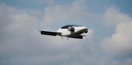 　６月２５日、高速インターネット接続に関するＯＥＣＤの２０１７年調査によれば、先進国３４カ国のうち、ドイツは２９位に低迷。メルケル首相は、デジタル基盤の不備に対処することを優先課題とし、「われわれの未来の繁栄はそれにかかっている」と警鐘を鳴らした。写真は、リリウム社のウェブサイトに掲載されているギルヒング上空でテスト飛行する垂直離着陸ジェット機。４月撮影。同社提供写真（２０１８年　ロイター）