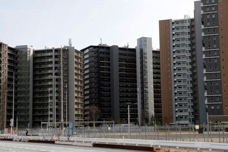 　３月１０日、東京五輪・パラリンピックの選手村を改築して販売する集合住宅「晴海フラッグ」は、大会の１年延期で予定通りの引き渡しができず、一部の購入者が民事調停を申し立てる事態に発展した。写真は東京五輪の選手村のための建物。都内で１日撮影（２０２１年　ロイター／Kim Kyung-Hoon）