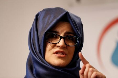 サウジアラビア人記者ジャマル・カショギ氏殺害事件でサウジの裁判所が５人に死刑判決を言い渡したことに対し、カショギ氏の婚約者ハティジェ・ジェンギス氏（写真）は２４日に声明を発表、判決は不公平で無効だとし、死刑が執行されれば事件の真相は解明されないままになると指摘した。イスタンブールでの記者会見で２月撮影（２０１９年　ロイター/Murad Sezer）