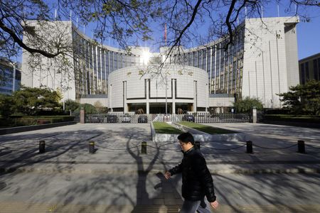 中国人民銀行（中央銀行）は１日、今後数カ月で企業の資金調達コストを引き下げ、市場の期待を安定させるとともに、不動産セクターを支援すると表明した。写真は２０１３年１１月、北京で撮影（２０２３年　ロイター/Jason Lee）