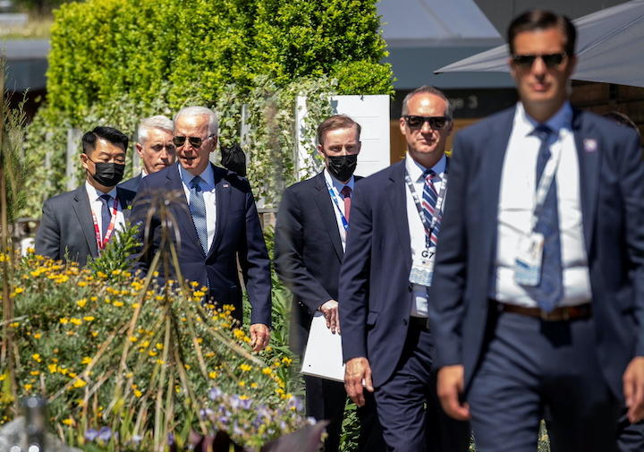 英コーンフォールでのG7の間、SPを引き連れて歩くバイデン米大統領。小さな町に6500人の警官が配備された（6月13日）　Doug Mills/REUTERS