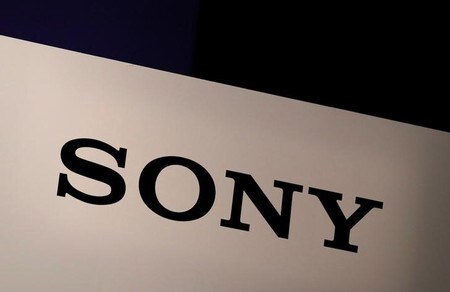 　２月１５日、ソニーは、子会社ソニー・ミュージックエンタテインメントが所有するＳＭＥ市ヶ谷ビル（東京都新宿区）とＳＭＥ乃木坂ビル（東京都港区）の敷地・建物を譲渡すると発表した。写真はソニーのロゴ。昨年１１月に東京で撮影（2018年　ロイター／Kim Kyung Hoon）