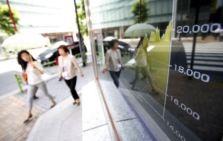 　５月２9日、寄り付きの東京株式市場で日経平均は反落して始まった。都内で２８日撮影（２０１５年　ロイター／Yuya Shino）