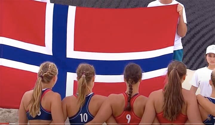国際ハンドボール連盟の規定が議論を呼んでいる（写真は2018年の世界ビーチハンドボール選手権決勝戦で国歌斉唱をするノルウェーの選手たち）　IMF-YouTube