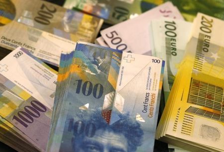 １１月３日、スイス国立銀行（中銀）のジョルダン総裁は、通貨フランはなお著しく過大評価された水準にあるとして、今後もマイナス金利などフラン相場押し下げに向けた政策を実施するとの方針をあらためて表明した。写真は２０１４年１１月、ベルンで（２０１５年　ロイター/Ruben Sprich）