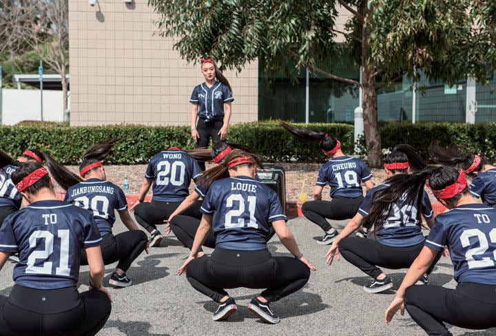 『 ダンス大会でヒップホップの練習をする高校のダンスチーム』（アルハンブラ、2019年）