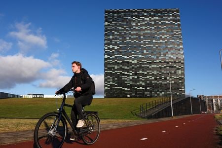 　オランダに本社を置く中国系半導体メーカー、ネクスペリアを巡り、オランダ・アムステルダムの控訴裁判所はこのほど、同社の不適切な経営に関する調査を命じた。１月にネクスペリア本社近くで撮影（２０２６年　ロイター/Piroschka van de Wouw）