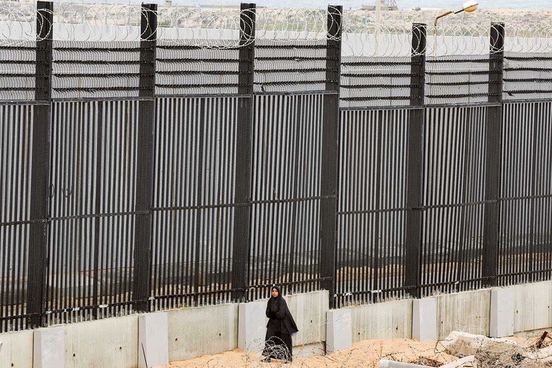 ガザ地区ラファとエジプトの間に設置されたフェンス（2月）　IBRAHEEM ABU MUSTAFAｰREUTERS