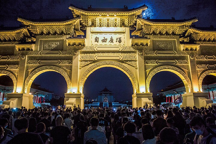 政府との強い信頼関係が成功のカギに（自由広場で開かれた天安門事件から30年の追悼集会）　LIN YEN TING-SOPA IMAGES-LIGHTROCKET/GETTY IMAGES