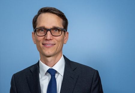 スイス国立銀行（中央銀行）のシュレーゲル総裁（写真）は２２日、ダボスで開かれている世界経済フォーラムの場で、国内のインフレ率が低過ぎる水準となればマイナス金利や為替介入を実行する用意があると述べた。昨年９月撮影。（２０２５　ロイター/Denis Balibouse）