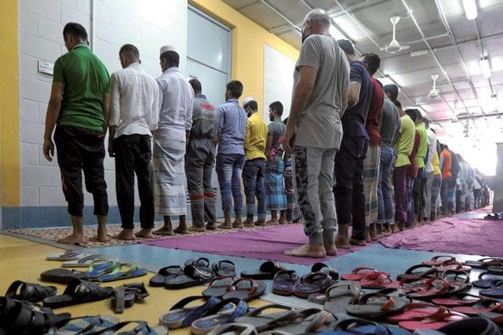 会社の一室で礼拝をするバングラデシュからの労働者(ベイルート近郊) MOHAMED AZAKIRーREUTERS