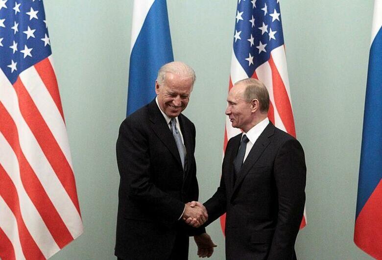 バイデン米大統領は26日、就任後初めてロシアのプーチン大統領と電話会談した。ホワイトハウスのサキ大統領報道官によると、新戦略兵器削減条約（新START）の5年間延長などを巡り協議が行われた。モスクワで2011年3月撮影（2021年　ロイター/Alexander Natruskin）