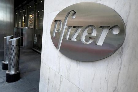 　４月５日、米製薬大手ファイザーが開発した呼吸器合胞体ウイルス（ＲＳＶ）感染症ワクチンの臨床試験で、妊婦が妊娠後期に接種した場合、生後９０日以内に乳児の重い感染症を予防する効果は８２％だった。写真は同社のロゴ。ニューヨークのマンハッタンで２０２０年１１月撮影（２０２３年　ロイター／Carlo Allegri）