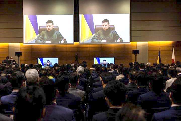 ウクライナのゼレンスキー大統領は日本の国会でもオンラインで演説。日本の政治家たちを惹きつけた。　代表撮影（2022年　ロイター）