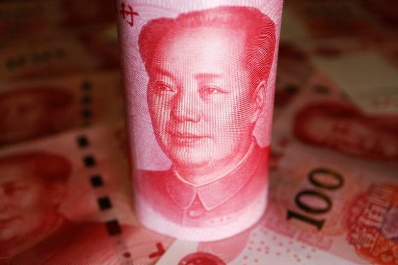 中国人民元紙幣。2022年6月撮影。 REUTERS/Florence Lo