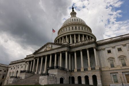 　１０月２６日、米下院共和党は、１１月１７日のつなぎ予算失効で政府機関が閉鎖する事態を回避するため、次の予算措置に向けた協議を本格化させた。写真はワシントンの連邦議会議事堂。８月撮影（２０２３年　ロイター／Kevin Wurm）