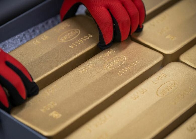 金のインゴット。　2024年5月、ロシア・クラスノヤルスクの貴金属工場で撮影。REUTERS/Alexander Manzyuk