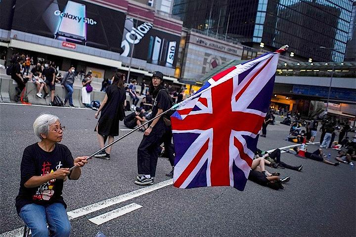 中国の劉暁明駐英大使は香港の大規模デモを巡り、英国は香港がもはや植民地でないことを忘れてしまったようだとした上で「英国は香港に手出しするな」と発言した。香港で6月撮影（2019年　ロイター/ATHIT PERAWONGMETHA）