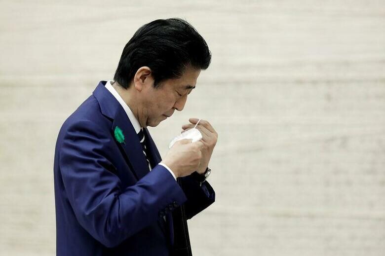 安倍晋三首相は1日、緊急事態宣言に関し1カ月程度の延長を調整するよう西村康稔経済再生相に指示したと記者団らに述べた。写真は4月17日、東京の首相官邸で撮影（2020年　代表撮影）