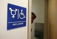トランスジェンダーめぐる「トイレ法」、米政府と州が互いに訴訟へ