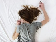 「なんだこれ...」夢遊病の女性が寝起きに握りしめていた「謎の物体」にSNS震撼、その正体とは？