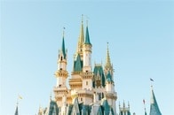 日経平均5万4000円台でも東京ディズニー株は低迷...それでも「売上高1兆円戦略」に綻びが見えない理由