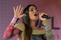 女性シンガーの唇にキスしようとして避けられる...ウィル・スミスの行為に「不適切」の声