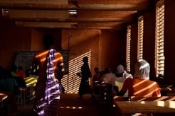 教室は26度以下であるべき...伝統素材でエアコンなしでも涼しく、温暖化時代の新学校建築