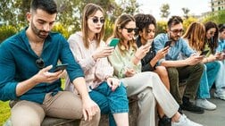 スマホはなぜ「やめたいのにやめられない」のか…アプリが巧みに利用する私たちの「4つの心の癖」