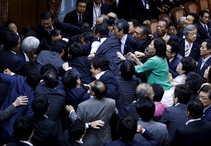 一連の混乱は与党だけでなく、保守政権に緊張感の欠如を許した野党にも責任がある（9月17日）　Yuya Shino - REUTERS