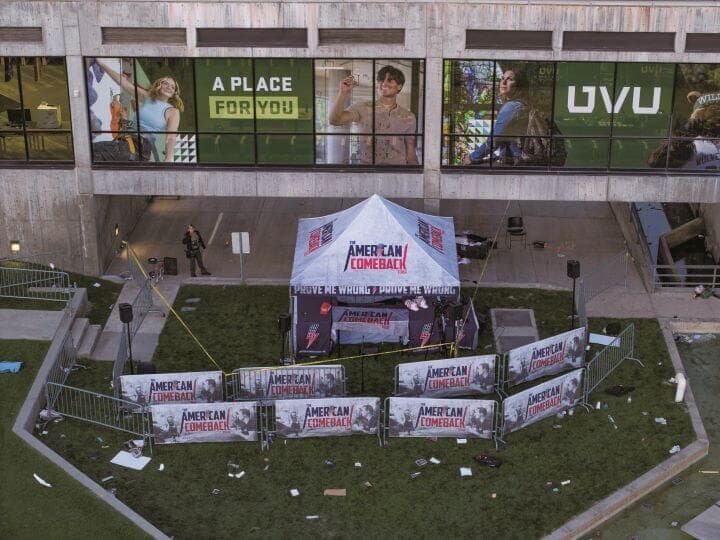 カークが射殺された後のユタバレー大学の討論イベント会場