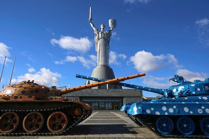 第二次世界大戦中のウクライナはヒトラーとスターリンの狭間で生きなくてはならなかったが、キエフの大祖国戦争史国立博物館を訪れると、ソ連時代の展示がそのまま継承されているかのようだった（同博物館の巨大な立像、盾にはソ連のマークが刻まれている、2014年３月撮影）　Konstantin Grishin-REUTERS