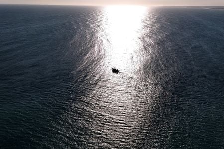 　４月１７日、トランプ米大統領は国内の水産物生産拡大に向けて、商務省に規制緩和を指示し、海洋保護区を商業漁業に開放する大統領令を発令したと、ホワイトハウスが明らかにした。写真は３月、ロードアイランド州ポイント・ジュディスでドローン撮影（２０２５年　ロイター/Brian Snyder）