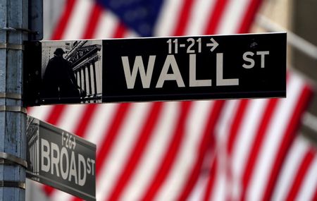 ３月２１日、米国株式市場は下落。ダウ工業株３０種は２０１ドル値下がりして取引を終えた。ウクライナ情勢を巡って不透明感が根強い中、米連邦準備理事会（ＦＲＢ）のパウエル議長が従来の予想よりも積極的な金融引き締めを示唆したことが嫌気された。写真は２０２１年４月、ニューヨーク証券取引所前で（２０２２年　ロイター／/Carlo Allegri）