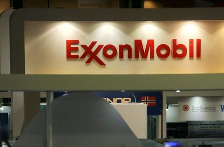 ３月２９日、米内務省の海洋エネルギー管理局（ＢＯＥＭ）が実施したメキシコ湾の石油・ガス掘削権の政府入札は、最も高い入札額の合計が２億６３８０万ドルと、２億７４８０万ドルだった２０１７年以来６年ぶりの高水準となった。写真はエクソンモービルのロゴ。リオデジャネイロで２０１８年９月撮影（２０２３年　ロイター/Sergio Moraes）