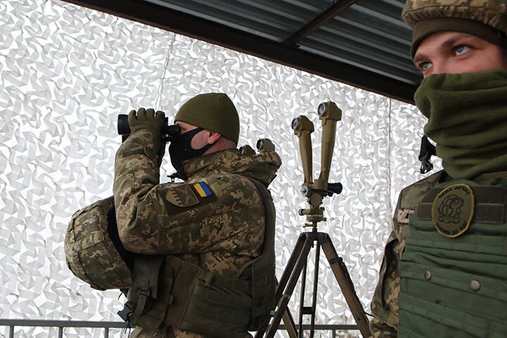 ロシア軍の侵攻を警戒するウクライナ軍兵士（2022年2月10日）　Vyacheslav Madiyevskyy-REUTERS