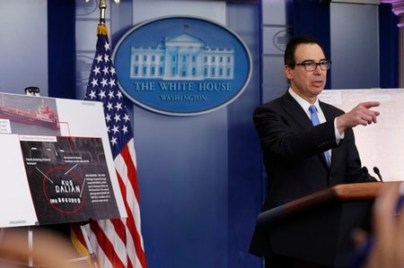 　２月２３日、トランプ米政権は北朝鮮の核・ミサイル開発への圧力を強めるため、同国に対する大規模な制裁措置を発表した。写真は制裁について発表するムニューシン財務長官（２０１８年　ロイター/Jonathan Ernst）