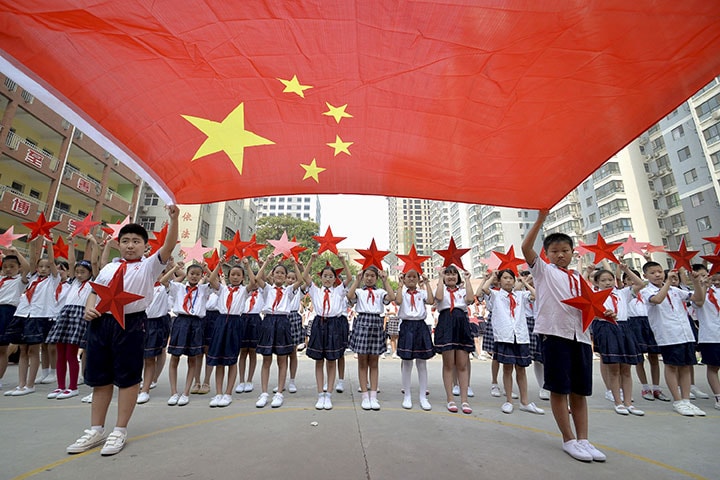 2015年8月、先勝70周年記念日を祝う中国・河北省の小学生　China Daily-REUTERS