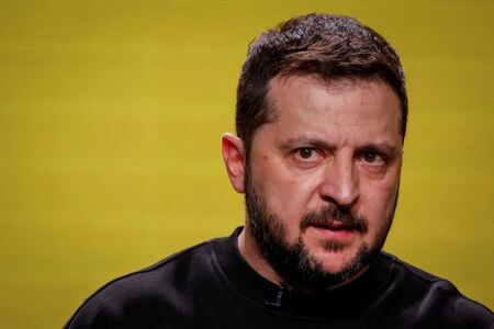 　ウクライナのゼレンスキー大統領は、英経済誌エコノミストのインタビューで、ロシアがウクライナとの戦争で勝利しているという考えは「感覚」にすぎず、ロシアは依然として戦場で大きな損失を被っているとの見解を示した。キーウで２０２３年１２月撮影（２０２４年　ロイター／Alina Smutko）