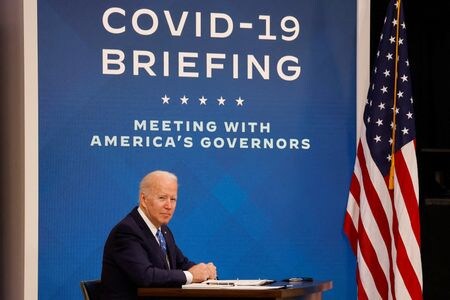 １２月２７日、バイデン米大統領は新型コロナウイルスのオミクロン変異株の感染が拡大する中、検査キット不足を緩和すると確約した。写真は同日、新型コロナ対策本部との電話会議に参加するバイデン大統領（２０２１年　ロイター／Evelyn Hockstein）