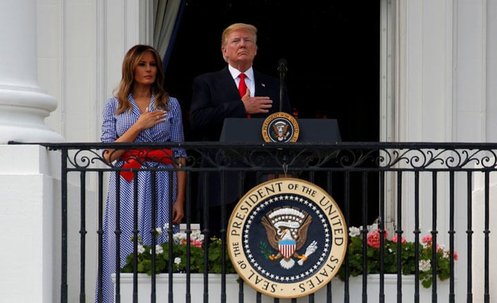 独立記念日伝統の、軍人家族のピクニックイベントに敬礼するトランプ夫妻（2018年9月4日）　 Joshua Roberts-REUTERS