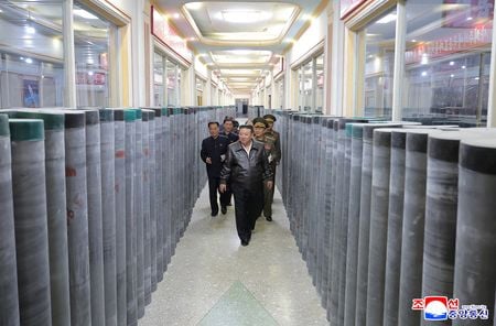 北朝鮮の金正恩朝鮮労働党総書記が砲弾や機械を製造する軍需工場を視察したと、国営朝鮮中央通信（ＫＣＮＡ）が７日に報じた。写真は５月６日、ＫＣＮＡが公開（２０２５年　KCNA via REUTERS）